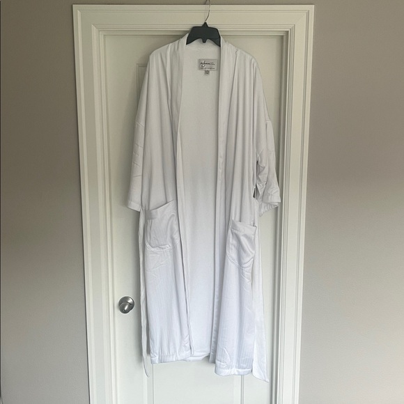 NEW — Wynn Resorts Luxury Robe - Picture 5 of 5